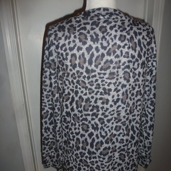 Super soft Ellen Tracy NWOT Leopard Print V Neck Sweater M - Picture 3 of 10